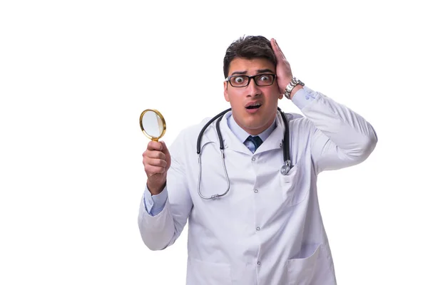 Jonge mannelijke arts met een kijkend vergrootglas geïsoleerd op wh — Stockfoto