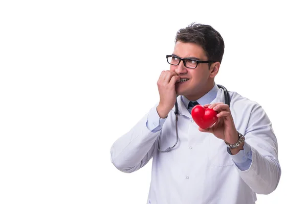 Joven médico cardiólogo masculino sosteniendo un corazón aislado en blanco — Foto de Stock