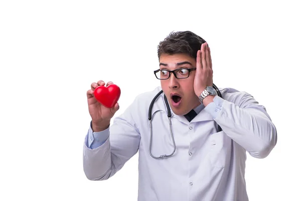Joven médico cardiólogo masculino sosteniendo un corazón aislado en blanco — Foto de Stock