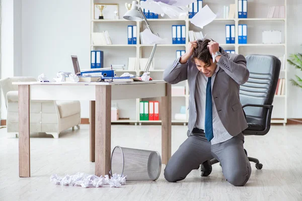 Wütender Geschäftsmann schockiert bei der Arbeit im Büro gefeuert — Stockfoto