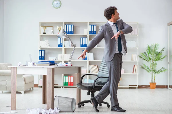 Uomo d'affari si diverte a prendersi una pausa in ufficio al lavoro — Foto Stock