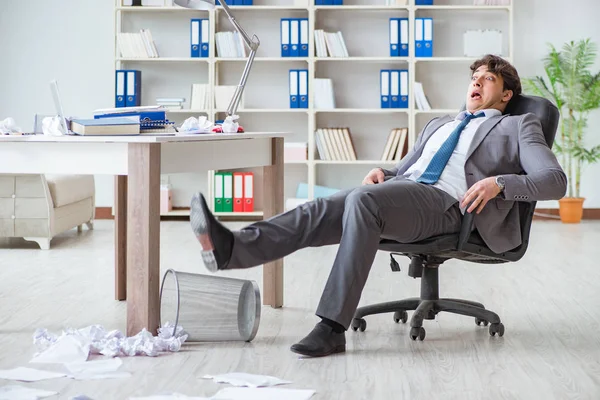 Biznesmen dobrze się bawiący podczas przerwy w pracy — Zdjęcie stockowe