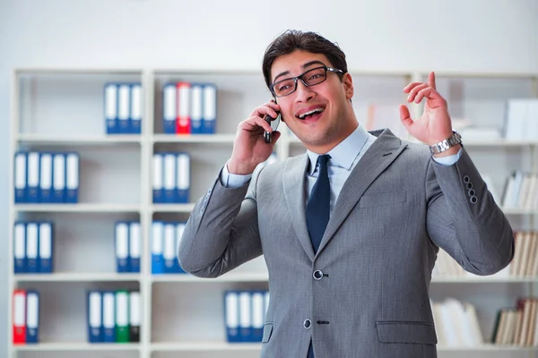 Ofiste çalışan genç bir işadamı.