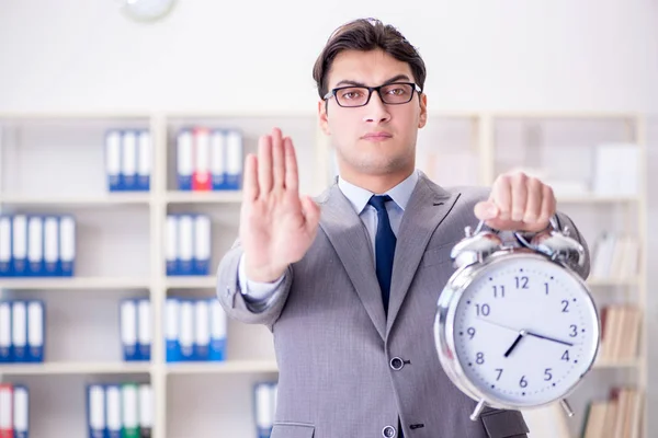 Empresário com despertador no escritório — Fotografia de Stock