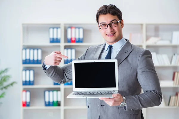 Jeune homme d'affaires travaillant dans le bureau — Photo