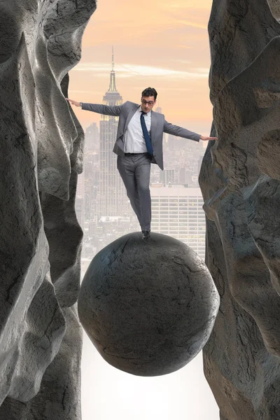 Genç iş adamı iş riski ve belirsizlik kavramında