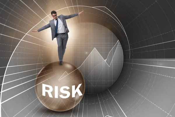 Fiatal üzletember az üzleti kockázat és bizonytalanság fogalmában — Stock Fotó