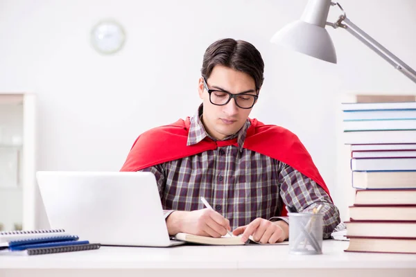 Superhelden-Schüler mit Laptop bereitet sich auf Prüfungen vor — Stockfoto