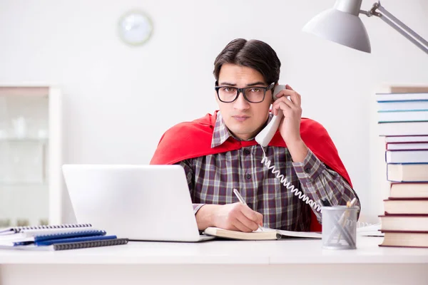 Super eroe studente con un computer portatile che studia preparazione per gli esami — Foto Stock