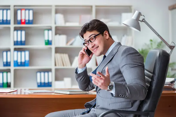 Ofiste çalışan genç bir işadamı.