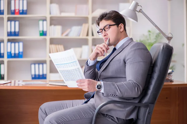 Ofiste çalışan genç bir işadamı.