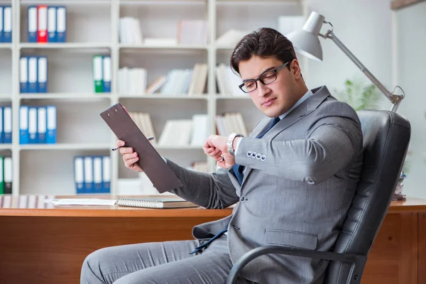 Ofiste çalışan genç bir işadamı.