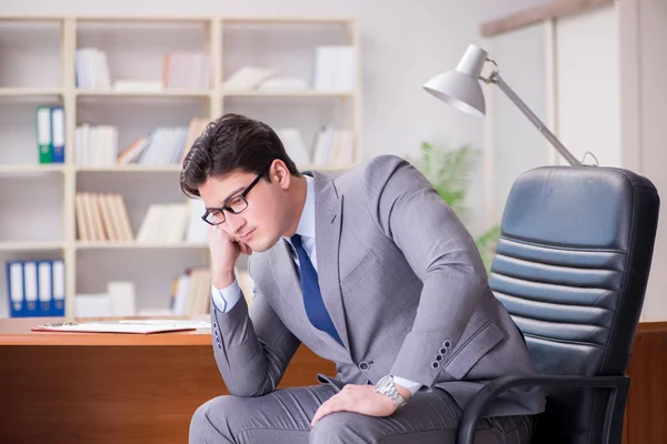 Ofiste çalışan genç bir işadamı.