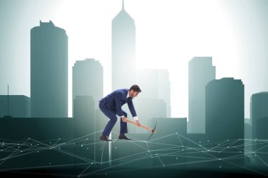 İşadamı madencilik parasıyla kripto para kavramı