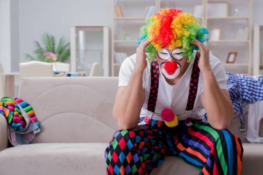 Sarhoş palyaço evde parti veriyor.