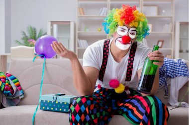 Sarhoş palyaço evde parti veriyor.