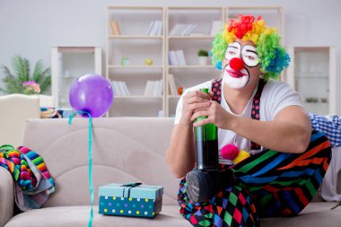 Sarhoş palyaço evde parti veriyor.