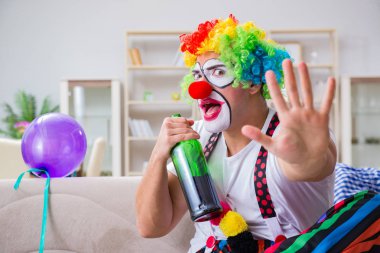 Sarhoş palyaço evde parti veriyor.