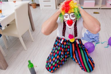 Sarhoş palyaço evde parti veriyor.