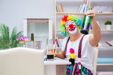 Sarhoş palyaço evde parti veriyor.