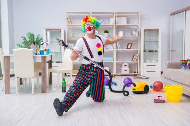 Komik palyaço evde temizlik yapıyor.