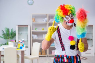 Komik palyaço evde temizlik yapıyor.