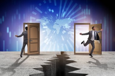 Kapılarla ışınlanma konseptinde iş adamı