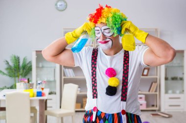 Komik palyaço evde temizlik yapıyor.