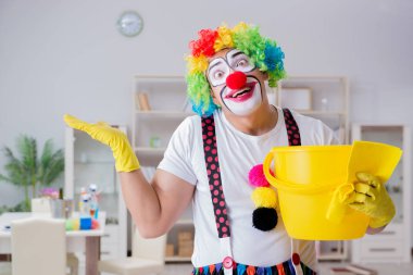 Komik palyaço evde temizlik yapıyor.