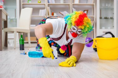 Komik palyaço evde temizlik yapıyor.