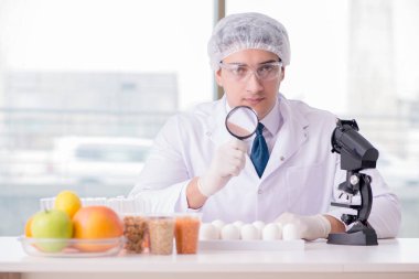 Besin uzmanı gıda ürünlerini laboratuarda test ediyor.