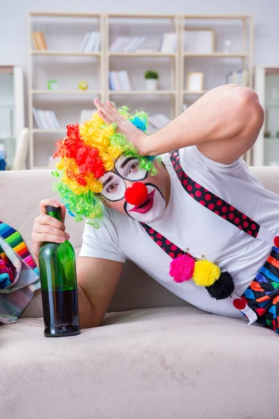 Palhaço bêbado comemorando uma festa em casa — Fotografia de Stock