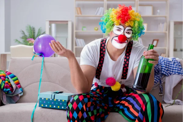 Sarhoş palyaço evde parti veriyor.