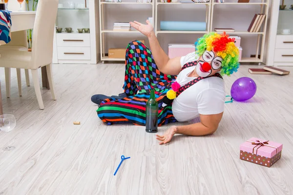 Dronken clown viert feest thuis — Stockfoto