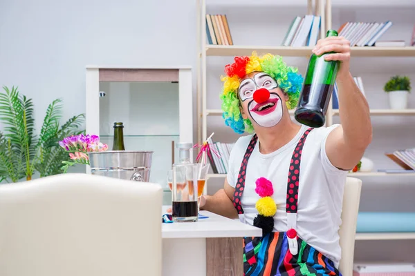 Sarhoş palyaço evde parti veriyor.