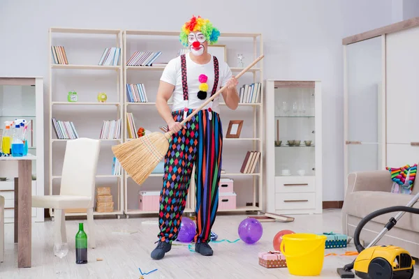 Komik palyaço evde temizlik yapıyor.