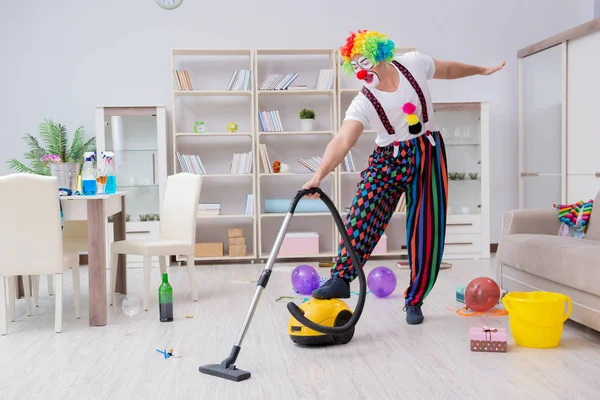 Komik palyaço evde temizlik yapıyor.