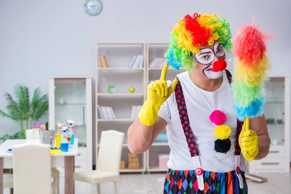 Palhaço engraçado fazendo limpeza em casa — Fotografia de Stock