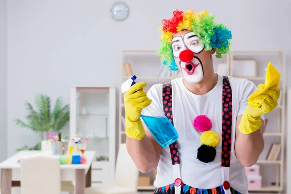 Rolig clown som städar hemma — Stockfoto