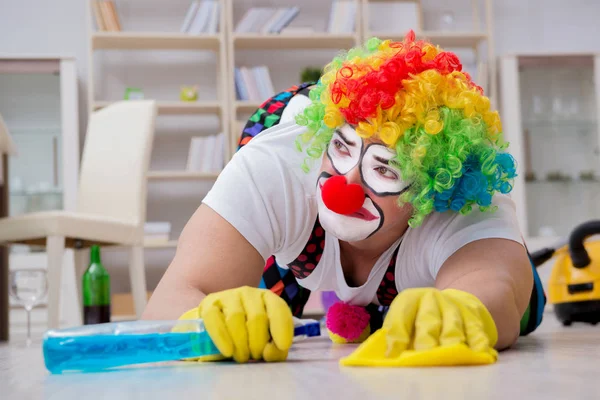 Palhaço engraçado fazendo limpeza em casa — Fotografia de Stock