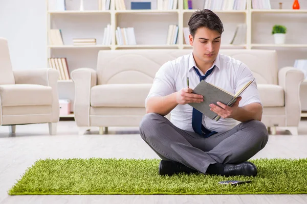 Geschäftsmann sitzt im Büro auf dem Fußboden — Stockfoto