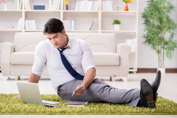 Geschäftsmann sitzt im Büro auf dem Fußboden — Stockfoto