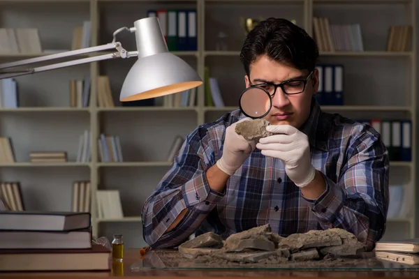 Archeoloog werkt laat in de avond in het kantoor — Stockfoto