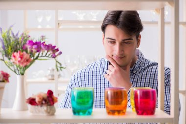 Genç yakışıklı dükkândan alışveriş yapıyor.