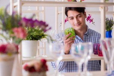 Genç yakışıklı dükkândan alışveriş yapıyor.