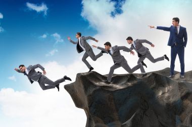 İş adamı iş hayatında kötü kararlar veriyor.