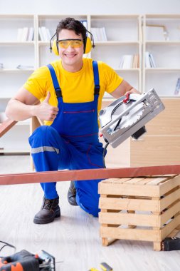 Tamirci marangoz. Dolaşım halindeki tahta testereyi kesiyor.