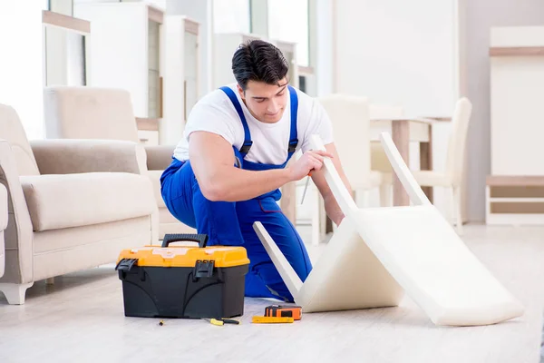 Meubilair reparateur werkt in de winkel — Stockfoto