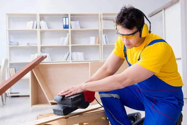 Schreiner poliert eine Holzplatte mit einem Elektroschocker — Stockfoto