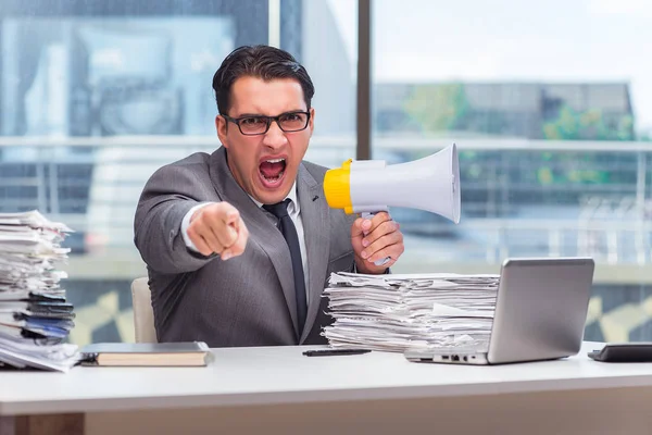 Homem de negócios irritado com alto-falante no escritório — Fotografia de Stock